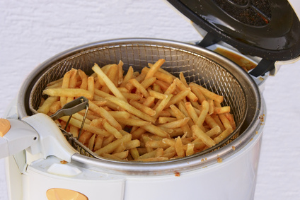 Friteuse mit Pommes