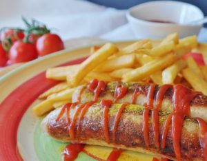 Bratwürste und Pommes Frites auf einem Teller